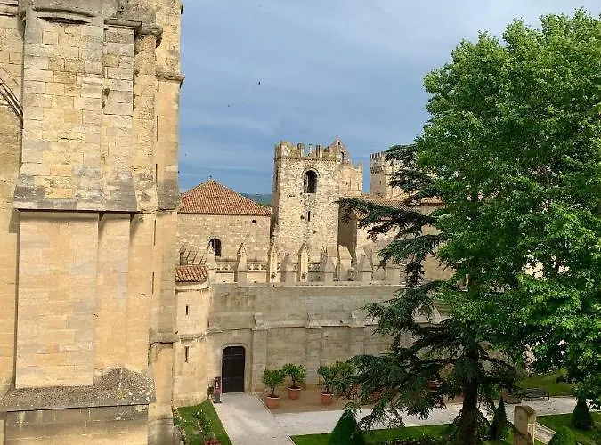Tresors De La Cathedrale, Maison De Sur 4 Niveaux Apartment *